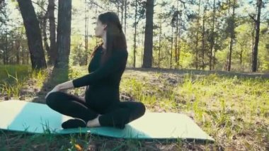 Genç hamile kadın dışında yoga yaparken.