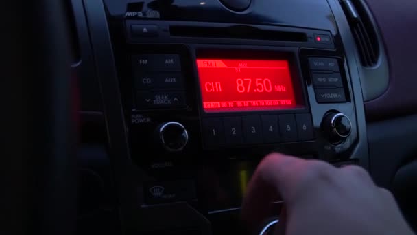 Fahrer spielt Autoradio. — Stockvideo