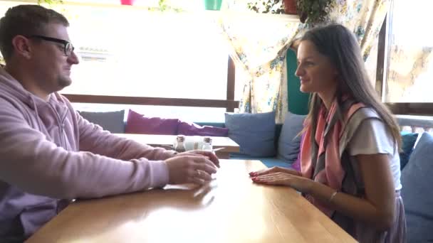 카페에서 두 사람 이 함께 시간을 보내는 모습 — 비디오