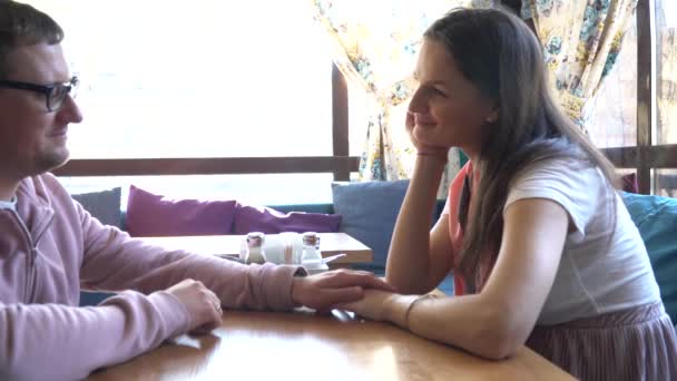 카페에서 두 사람 이 함께 시간을 보내는 모습 — 비디오