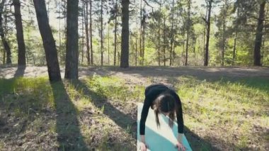 Genç hamile kadın dışında yoga yaparken.