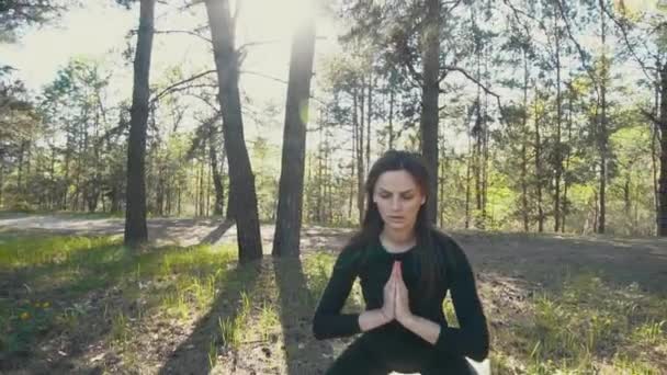 Joven embarazada haciendo yoga fuera . — Vídeo de stock