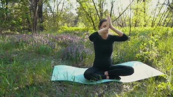Fiatal terhes nő jóga kívül. — Stock videók