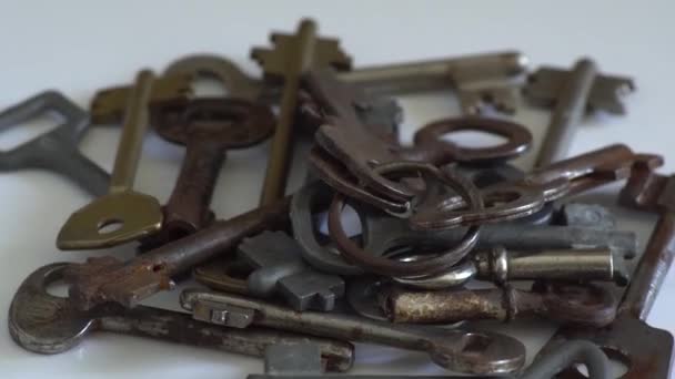 Door keys rotate close-up shot — Stock Video