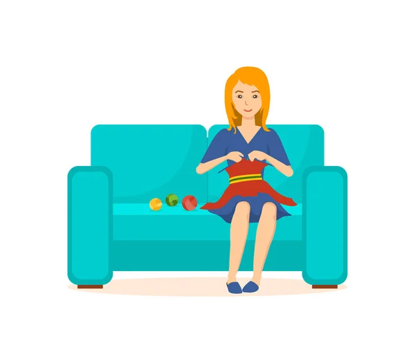 Mladá hospodyňka plete šaty na gauči, v klidu domova. — Stockový vektor