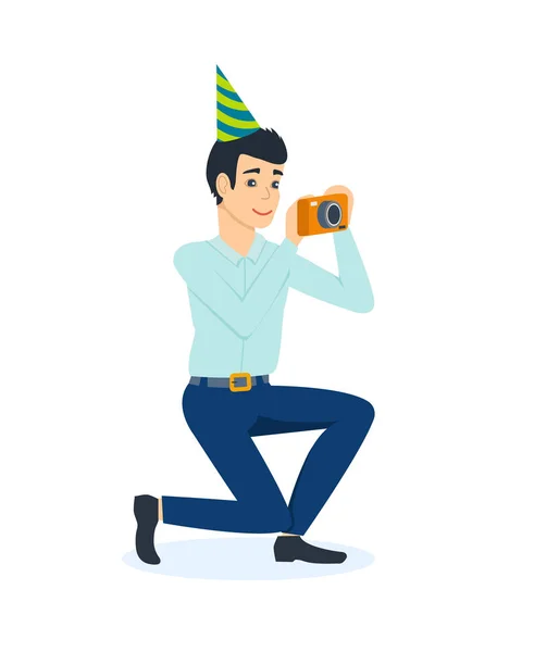 Hombre celebrando cumpleaños con los invitados, hace la foto en la cámara . — Vector de stock