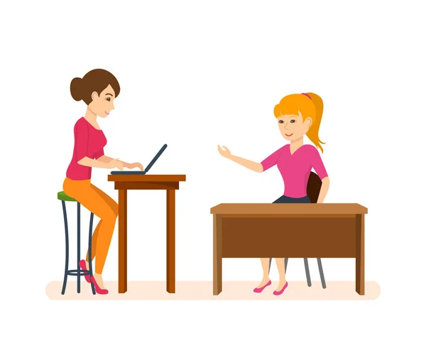 Colegas discutem o fluxo de trabalho, compartilhando informações enquanto estão sentados na mesa . —  Vetores de Stock