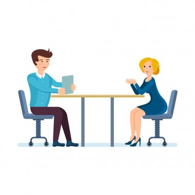 İş arkadaşları masa başında oturan ofis, çalışma konuları tartışmak.