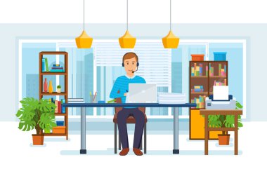 Mikrofon, inşaat arkaya belgili tanımlık laptop üzerinde ofis işçi görüşmeler.