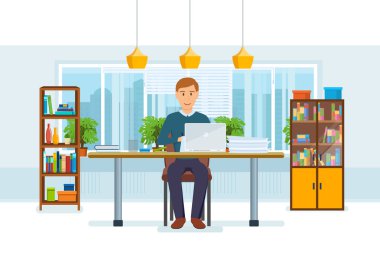 Ofis çalışanı, inşaat proje ve bilgi ile dizüstü arkasında.