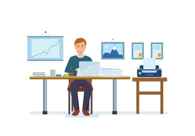 Proje, kahve yudumlarken masadaki bilgisayarda çalışan adam.