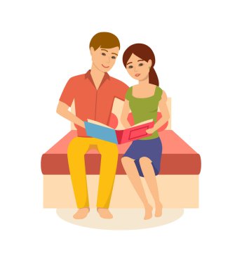 Genç aile albümünden başlayarak fotoğrafları ile ilgilenen yatağın üstüne oturuyor.