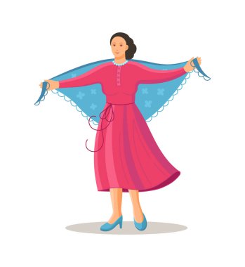 Geleneksel ulusal kostümlü yaşlı kadın şalla dans ediyor.