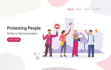 Protestoculardan oluşan kalabalık grevde pankartlar tutuyor