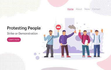 Protestoculardan oluşan kalabalık grevde pankartlar tutuyor