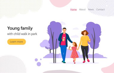 Çocuklu genç bir aile parkta yürüyor, dondurma yiyor.