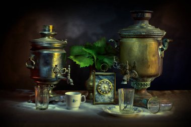 Natürmort iki vintage samovars ile.