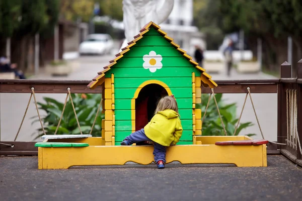 Wielobarwne playhouse drewniane dla dzieci w parku — Zdjęcie stockowe