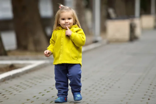 Ragazzina in giacca e cravatta che parla su un sentiero nel parco — Foto Stock