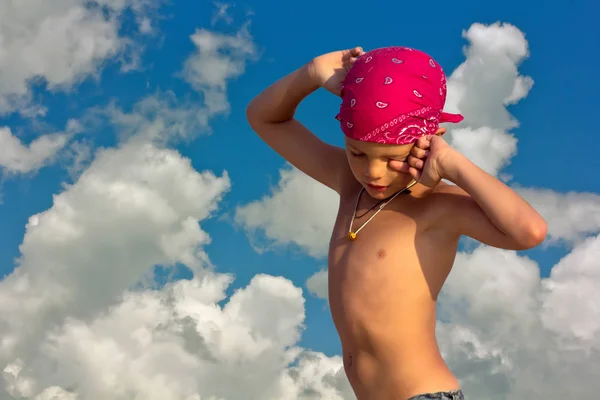 Adolescente en bandana carmesí día soleado caliente en el fondo del cielo y las nubes — Foto de Stock