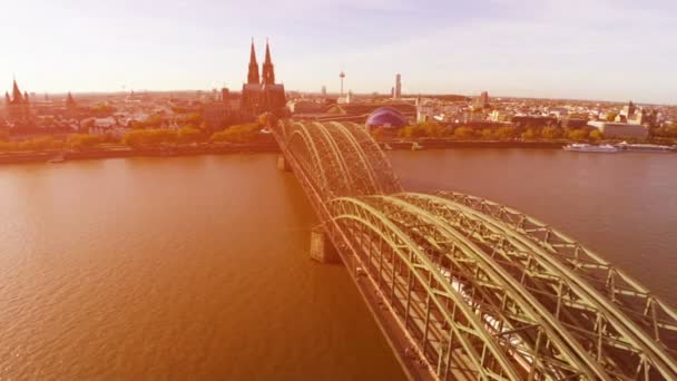 Székesegyház Köln Dom és a Rajna-híd — Stock videók