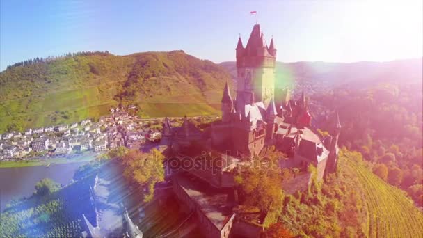 Hermoso castillo y pueblo alemán Cochem — Vídeo de stock