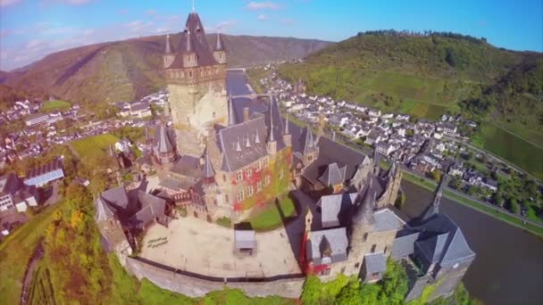 Красивый замок и немецкая деревня Кохем — стоковое видео