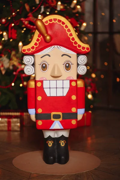 Noel ağacı yakınındaki Fındıkkıran