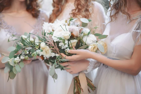 Buquê de casamento nas mãos de meninas — Fotografia de Stock