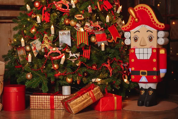 Fındıkkıran ve Noel ağacı