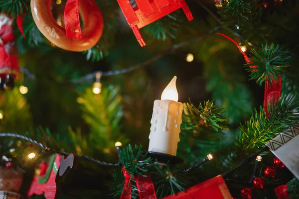 Ağacın üzerinde Noel mumu