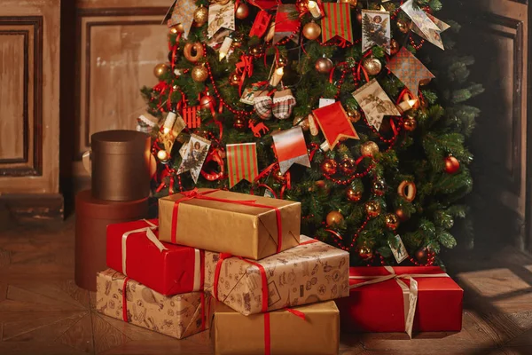 Noel ağacının altında hediyeler 