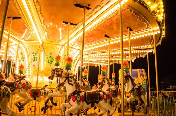 SUKHOTHAI, THAILAND - MARCH 16, 2016: merry-go-round at canival at night at Sukhothai, Thailand. — Stockfoto