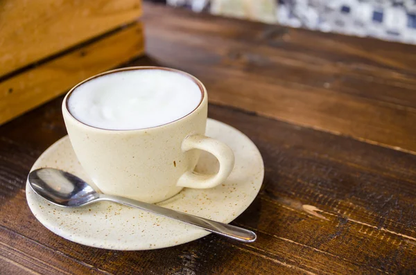 Ceașcă albă de cafea pe masă — Fotografie, imagine de stoc