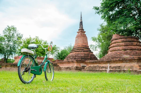 Vélo vert avec ancien temple — Photo