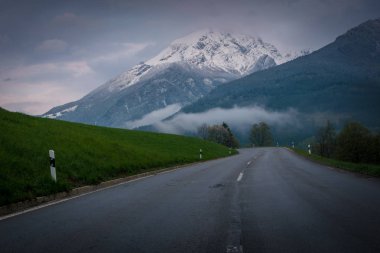 Dağ yolu ile Bavyera Alpleri