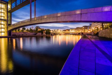 Reichstagufer in Berlin am Abend