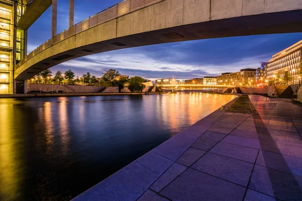 Reichstagufer in Berlin am Abend
