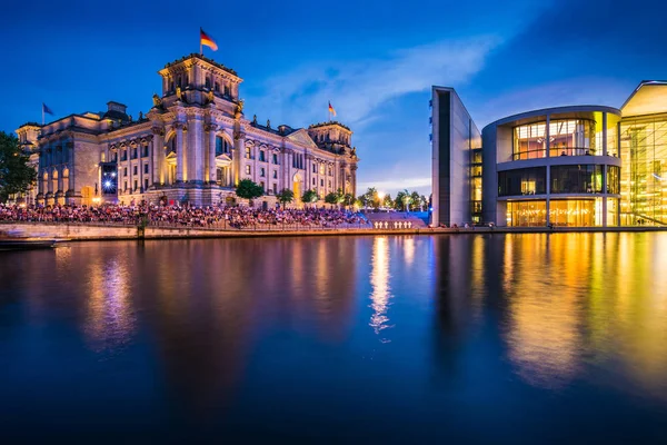 Reichstag in Berlin am Abend — Stock Fotó