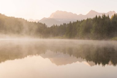 Göl Geroldsee Bavyera Alpleri güneş doğarken bir günde yaz aylarında