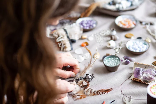 El yapımı mücevher yapan bir kadın, ev yapımı atölye çalışması. Zanaatkar kadın mücevher üretir. Sanat, hobi, el işi konsepti