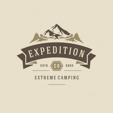 Dağlar logosu amblemi vektör çizim. Açık macera keşif, gömlek, yazdırma damga dağlar siluet. Vintage tipografi rozet tasarım.