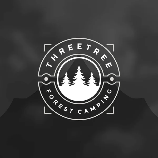 Floresta Camping Logotipo Emblema Vetor Ilustração Lazer Aventura Livre Pinheiros — Vetor de Stock