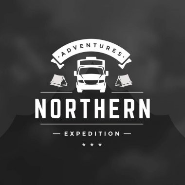 Kamp logosu amblemi vektör çizim. Açık camper araç siluet forması, yazdırma damgası. Vintage tipografi rozet tasarım.