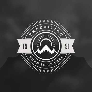 Dağlar logosu amblemi vektör çizim. Açık macera keşif, gömlek, yazdırma damga dağlar siluet. Vintage tipografi rozet tasarım.