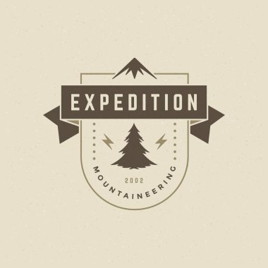 Kamp logosu amblemi vektör çizim. Açık macera keşif, çam ağacı ve dağlar siluetleri gömlek, yazdırma damgası. Vintage tipografi rozet tasarım.