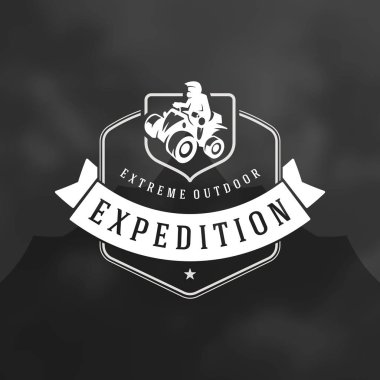 ATV logosu amblemi vektör çizim. Yol dağlar seferi, dört kiralama ve siluet gömlek uzun kol pul yazdırın. Vintage tipografi rozet tasarım.