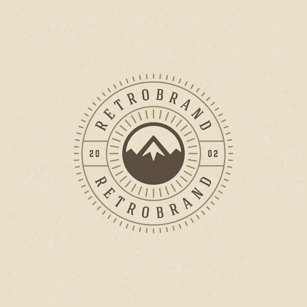 Εικονογράφηση Φορέα Έμβλημα Λογότυπο Βουνά Υπαίθρια Περιπέτεια Εκστρατεία Βουνά Σιλουέτα — Διανυσματικό Αρχείο