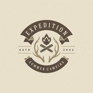Orman kamp logosu amblemi vektör çizim. Açık macera eğlence, kamp ateşi siluet, yazdırma damgası. Vintage tipografi rozet tasarım.