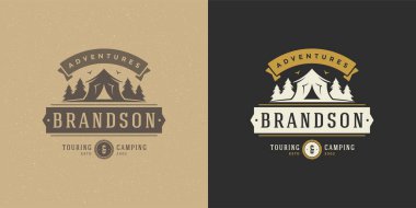 Orman kamp amblemi. Yaz kampı vektör çizimi. Çadır ve çam ağaçları siluetleri.